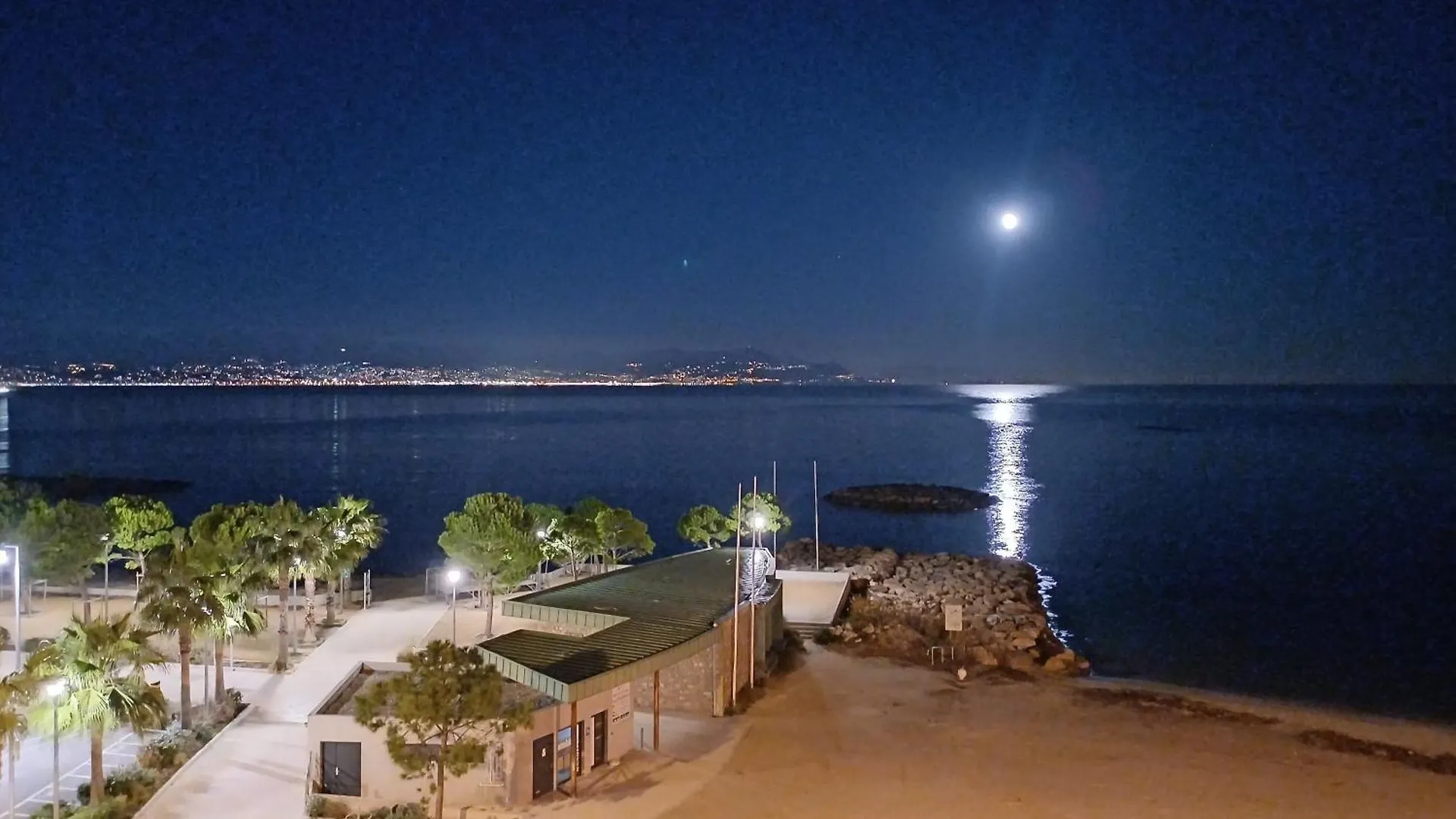 شقة Antibes: A Nest Perched On The Sea!
